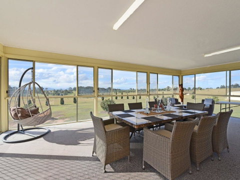 Noble Willow Homestead Lovedale. Super Spacious, With Views And Pool - Holiday Find 2
