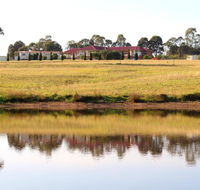 Noble Willow Studio Lovedale. Spacious with views and pool - Holiday Find