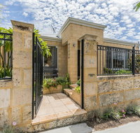 Ocean Keys Cottage - Free WiFi - Holiday Find