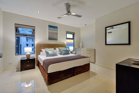 Oceana Darwin Central Oceanfront 3 Bedroom 2 Lounge Room Pool Gym Tennis Court Sleeps 9 - Holiday Find 1