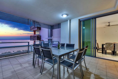 Oceana Darwin Central Oceanfront 3 Bedroom 2 Lounge Room Pool Gym Tennis Court Sleeps 9 - Holiday Find 2