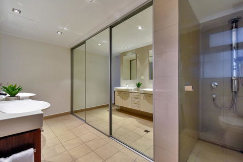 Oceana Darwin Central Oceanfront 3 Bedroom 2 Lounge Room Pool Gym Tennis Court Sleeps 9 - Holiday Find 3