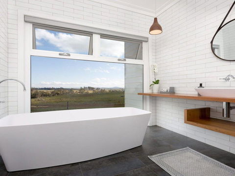 On A Hill - Modern Country Home Near Braidwood - Holiday Find 2