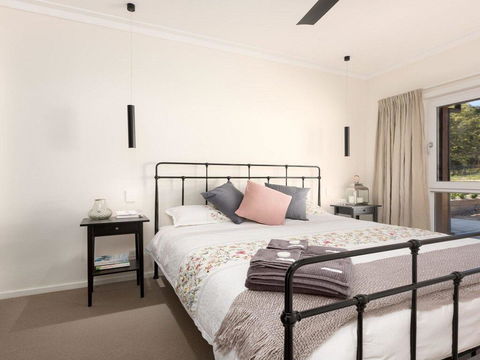 On A Hill - Modern Country Home Near Braidwood - Holiday Find 1