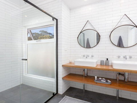 On A Hill - Modern Country Home Near Braidwood - Holiday Find 3