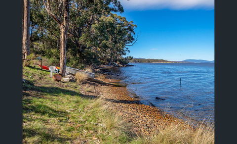 On The Huon River - Holiday Find 1