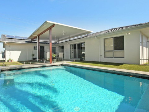 Palm 95 - Modern 4 BDRM Home With Pool - Holiday Find 0