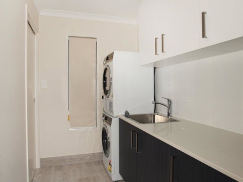 Palm 95 - Modern 4 BDRM Home With Pool - Holiday Find 3