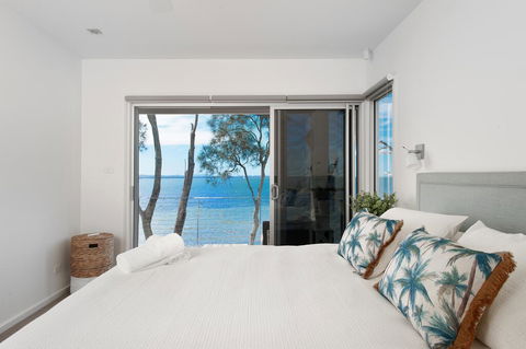 Paradise Beach House - Waterfront With Heated Pool - Holiday Find 1