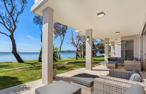 Paradise Beach House - Waterfront With Heated Pool - Holiday Find 0