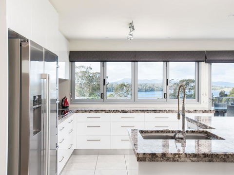 Paradise Point - Tamar Valley 14 Persons Residence With Pool - Holiday Find 3