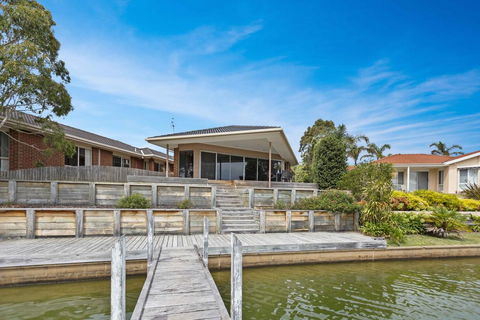 Pelican Brief - Relaxing Canal Frontage - Holiday Find 0
