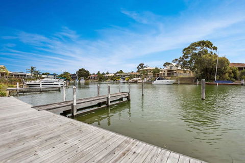 Pelican Brief - Relaxing Canal Frontage - Holiday Find 1