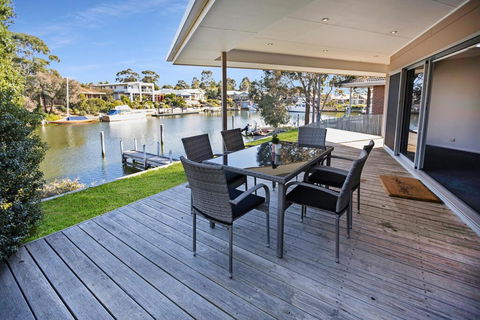Pelican Brief - Relaxing Canal Frontage - Holiday Find 3