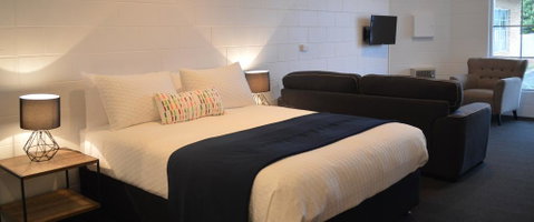 Penguin Seaside Motel - Holiday Find 0