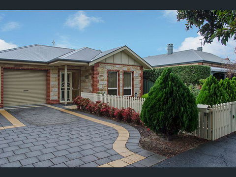 Perfect Location Central Modern Cottage - Free WiFi - Holiday Find 0