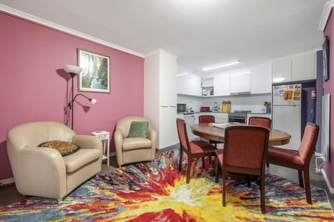 Pet Friendly Home - Pool & Parking - Tennis Court - Holiday Find 2
