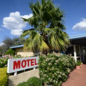Plainsman Motel - Holiday Find 3