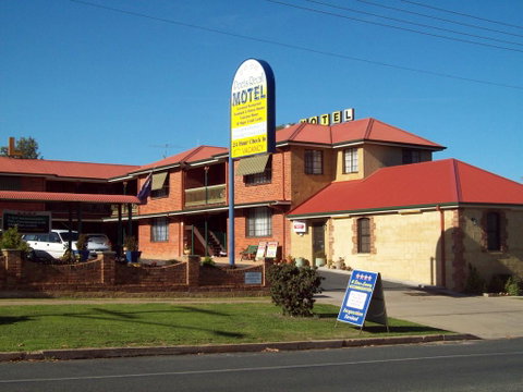 Poet's Recall Motel - Holiday Find 0