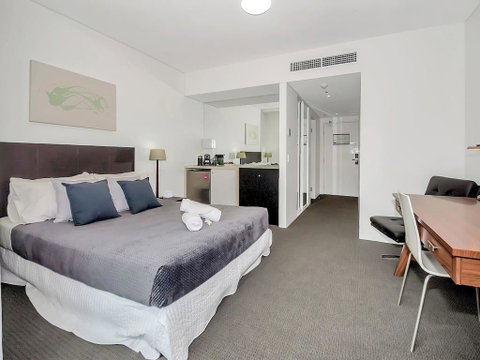Privately Owned Hotel Room By Cairns Marina 222 - Holiday Find 0