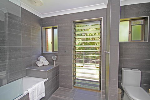 Red Door Beach House - Marcoola Beach - PET FRIENDLY, FOXTEL, WIFI, 500 BOND, Linen Supplied - Holiday Find 3