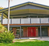 Red Door Beach House - Marcoola Beach - PET FRIENDLY FOXTEL WIFI 500 BOND Linen Supplied - Holiday Find