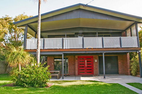 Red Door Beach House - Marcoola Beach - PET FRIENDLY, FOXTEL, WIFI, 500 BOND, Linen Supplied - Holiday Find 0