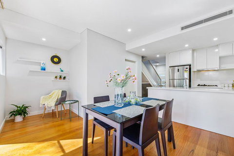 Relax In A Spacious & Modern Townhouse In Asquith - Holiday Find 2