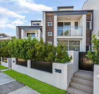 Relax in a Spacious  Modern Townhouse in Asquith - Holiday Find