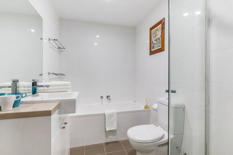 Relax In A Spacious & Modern Townhouse In Asquith - Holiday Find 1