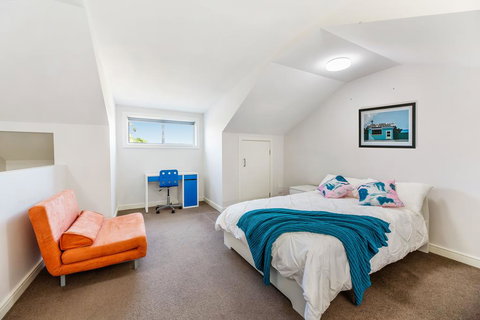 Relax In A Spacious & Modern Townhouse In Asquith - Holiday Find 3