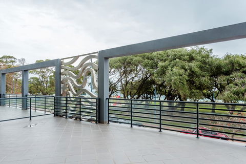 Rockingham Beachfront Apartment - Holiday Find 0