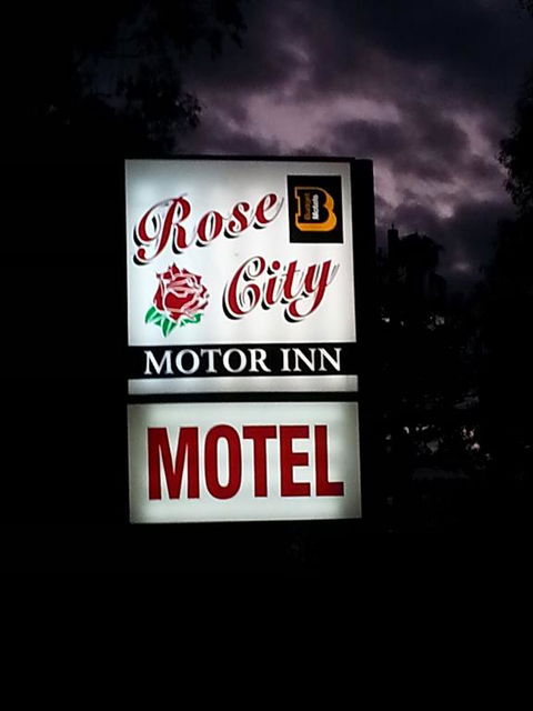 Rose City Motor Inn - Holiday Find 3