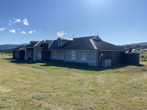 Rosehill Vines - Holiday Find 0