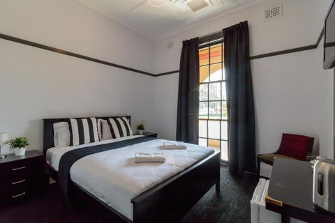 Royal Hotel Ryde - Holiday Find 0