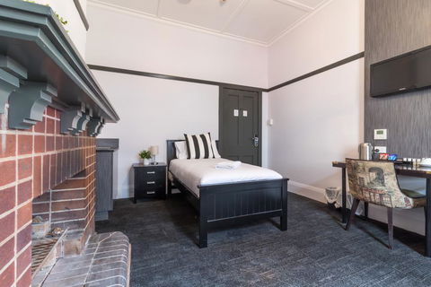 Royal Hotel Ryde - Holiday Find 1
