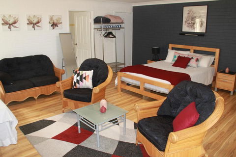Salamander Beach Accommodation - Adults Only - Holiday Find 0
