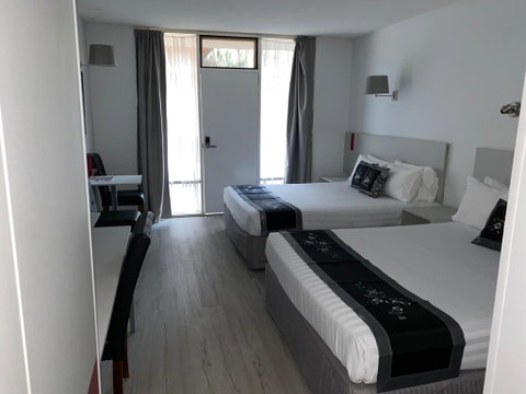 Sandors Motor Inn - Holiday Find 1