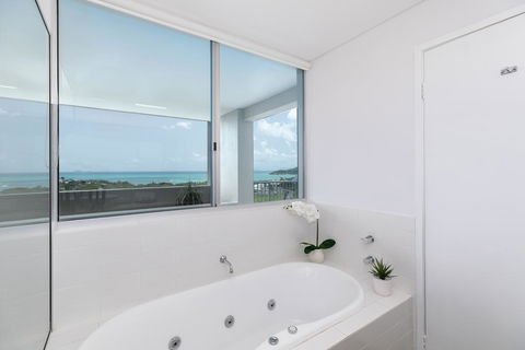 Sea Forever On Azure Seas - Airlie Beach - Holiday Find 3