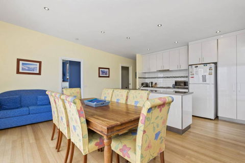 SEA SPECTACULAR - Seconds From The Beach! - Holiday Find 3