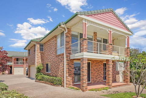 SEASCAPE - An Enticing Lakeside Escape - Holiday Find 3