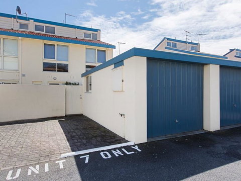 SEAVIEWS MORNINGTON.... - Holiday Find 2