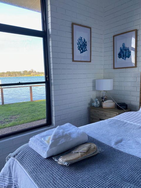 Serenity By The Lake - Holiday Find 3