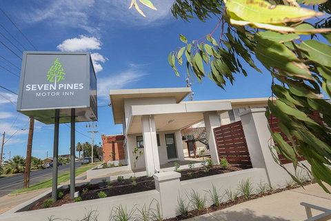 Seven Pines Motor Inn - Holiday Find 0
