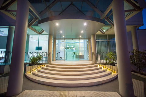 Sfera's Park Suites & Convention Centre - Holiday Find 0