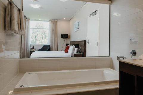 Sfera's Park Suites & Convention Centre - Holiday Find 1