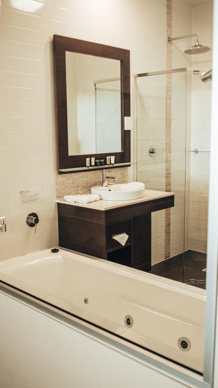 Sfera's Park Suites & Convention Centre - Holiday Find 3