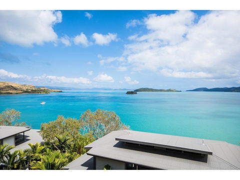 Shorelines 31 - Hamilton Island - Holiday Find 1