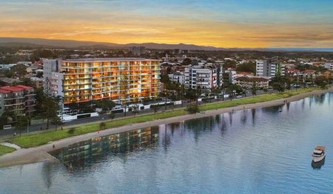 Silvershore Apartments On The Broadwater - Holiday Find 0