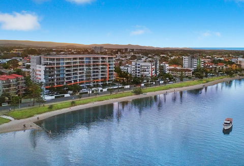 Silvershore Apartments On The Broadwater - Holiday Find 1